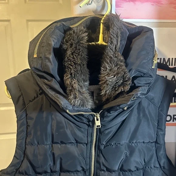 H&M Black Puffer Vest with Faux Fur - Picture 2 of 3